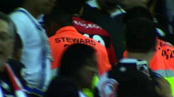 Torcedor com a camisa do Flamengo  retirado por seguranas