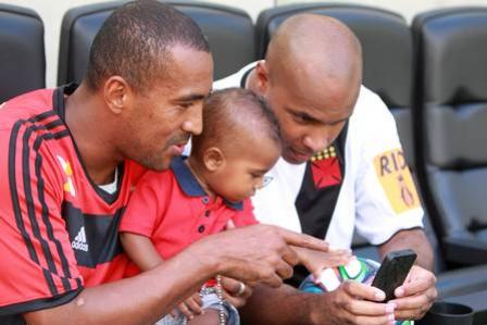 Douglas e Boleta reveem os lances da final de 2004 pela tela do celular