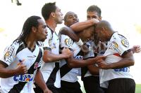 Jogadores comemoram gol de Rodrigo