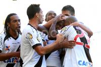 Jogadores comemoram gol de Rodrigo