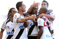 Jogadores comemoram gol de Rodrigo