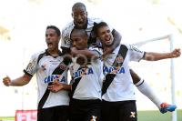 Jogadores comemoram gol de Rodrigo