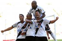 Jogadores comemoram gol de Rodrigo