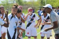 Anthony Menezes orienta jogadores durante parada tcnica