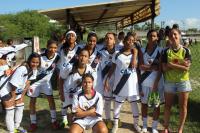 Elenco sub-17 festeja vitria aps o jogo
