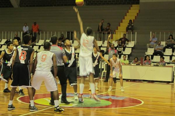 Altura muito acima da mdia dos pivs do Tijuca fez a diferena desde o tapinha inicial 