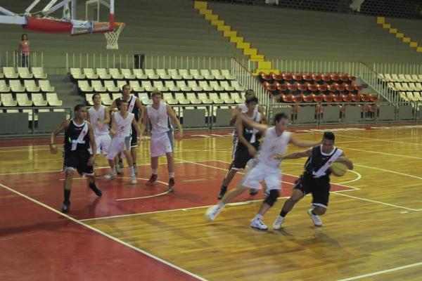 Ala Dudu,do juvenil, com a bola no ataque do Vasco