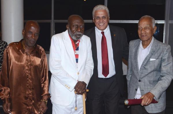 Roberto Ananias ao lado do presidente Roberto Dinamite e de dois amigos