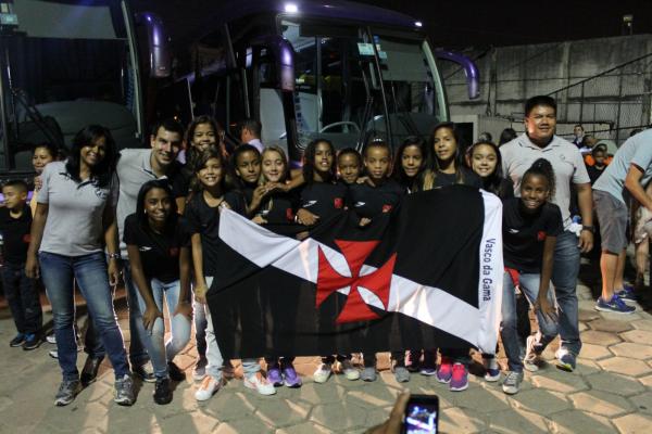 Delegao que representar o futebol feminino do Vasco em Goinia