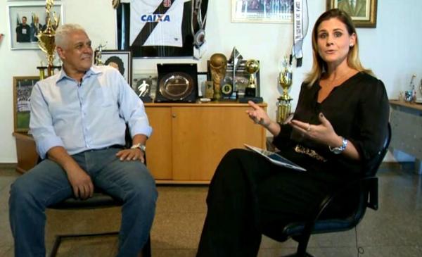 Roberto Dinamite sendo entrevistado pela jornalista Janana Xavier