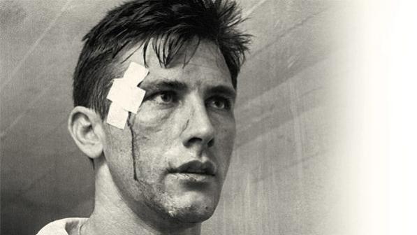 AS MARCAS DAS JOGADAS AREAS - No era raro o elegante Bellini sair de campo com a cabea sangrando, resultado do encontro com adversrios (na foto, em 1961)