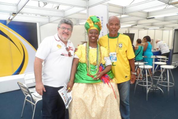 Brito, de camisa da Seleo Brasileira, durante homenagem em Salvador