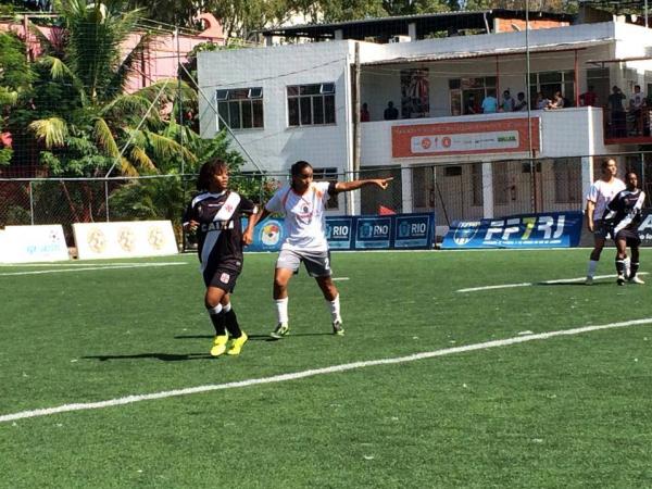 Sthephanie disputa bola com jogadora do adversrio