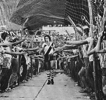 Dinamite em foto histrica no campo da Portuguesa em 1976