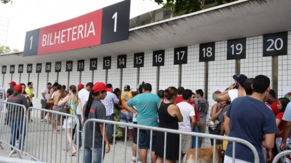 Torcedores fazem fila nas bilheterias do Maracan
