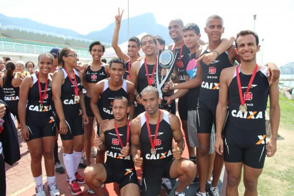 Remadores posam com trofu da Regata