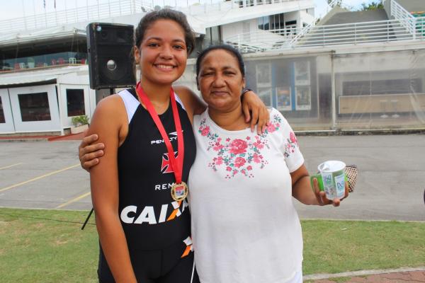 Yasmin Lima festejou ttulo ao lado da me