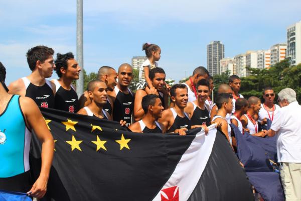 Equipe de Yole 8 no pdio