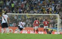 Momento do gol de Douglas