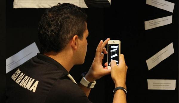 Diego Renan fotografa as mensagens na semana passada