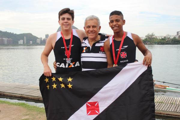 Leandro Tndaro (ltimo da direita) ao lado do direitor Joaquim e do companheiro Lucas Almeida