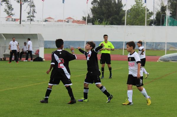 Vicente festeja um de seus trs gols marcados sobre o Mrida justamente no dia de seu 12 aniversrio.