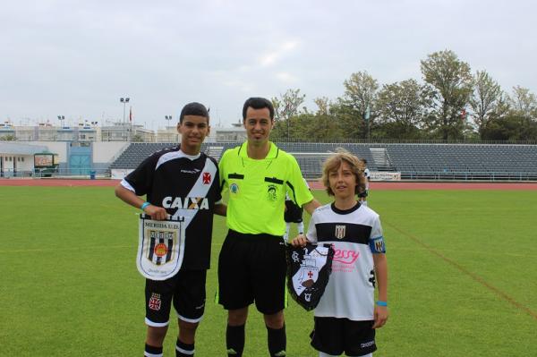 Momento de confraternizao no pr-jogo entre Vasco e CF Mrida: os capites trocam flmulas dos clubes.
