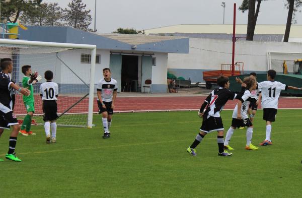 Joo Vicente, o dono da festa, comemora mais um gol marcado enquanto a equipe adversria se desespera.