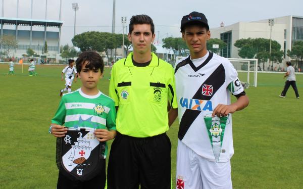 A tradicional foto da troca de flmulas entre os capites; Souza com o bon da parceira Terrana.