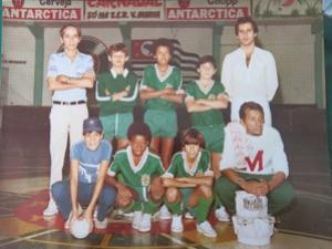 Agachado, no Vila Maria, onde chegou a ser suspenso por indisciplina