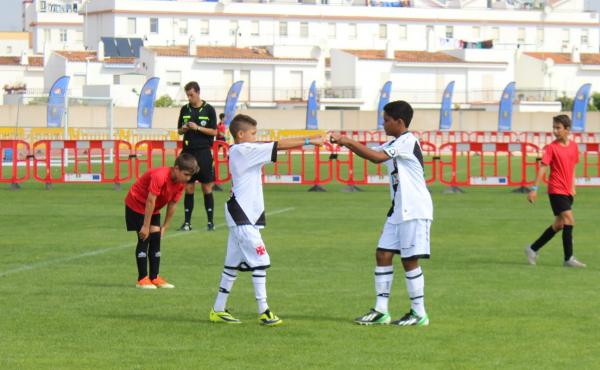 Capito Gustavo comemora um de seus gols com Pedrinho.