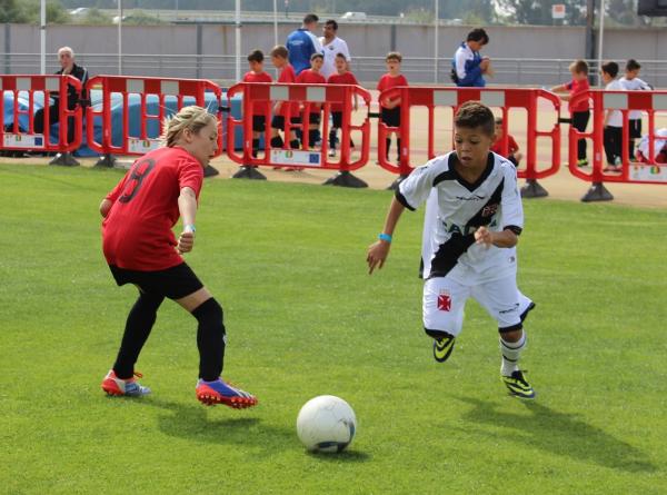 Sempre com alegria nos ps, atacante Pedrinho deixa mais um adversrio para trs com seus dribles.