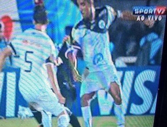 Camisa de Reginaldo sendo puxada por jogador do Resende