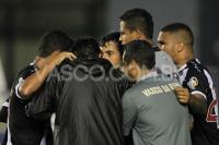 Jogadores comemoram gol de Douglas