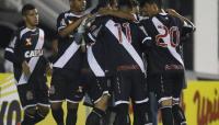 Jogadores comemoram gol de Douglas