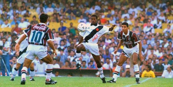 A bola procura: observado pelos adversrios, Dener enfrenta o Flu em 1994