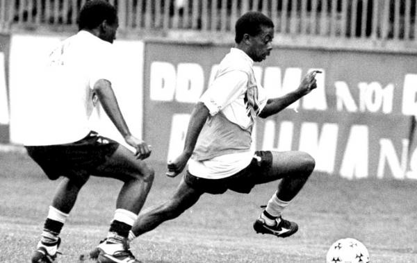 A ginga de Dener em treino do Vasco, em 94, pouco tempo antes da sua morte