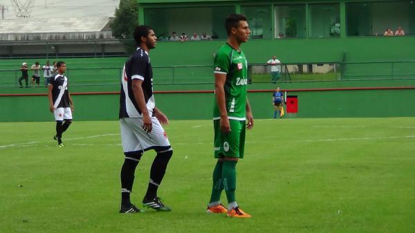 Alisson e talo (no fundo) formam a dupla de zaga titular do sub-20