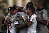 Jogadores comemoram gol de Reginaldo