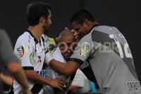 Jogadores comemoram gol de Reginaldo