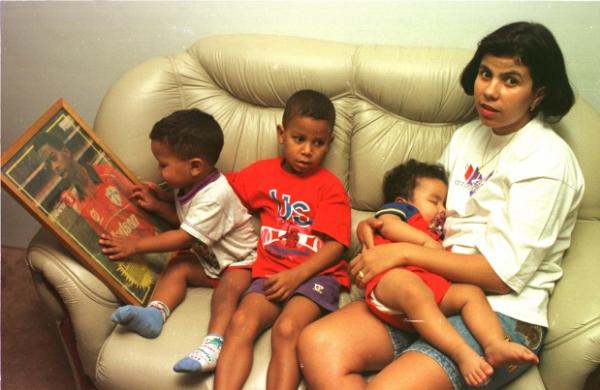 A viva Luciana Gabino e os filhos Dener Mateus (colo), Denis (camisa vermelha) e Felipe em 1994, no ano da morte de Dener