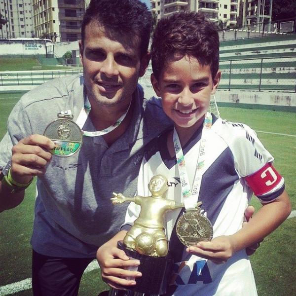 Agner ao lado do treinador Michael Saint Clair 