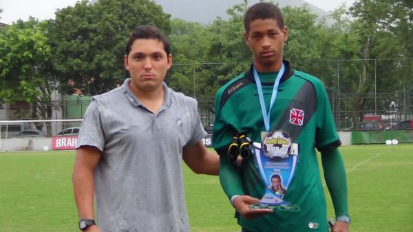 Luco ao lado do preparador de goleiros Roberto Nogueira