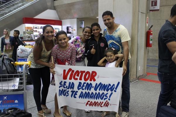 Famlia do atacante Victor Ramos fez faixa para receber o jogador