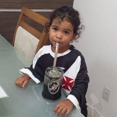 A filha de Everton Costa, Sofie, passou o dia ao lado do pai