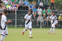 Aplaudido por Joo Bernardo, Neneca (centro) saiu do banco para decidir o clssico