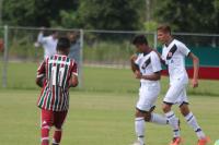 Ruan (esquerda) comemorou seu gol ao lado do parceiro de zaga Gabriel Nores (chuteira laranja). 