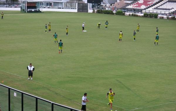 Durante atividade, Adilson Batista orienta posicionamento dos jogadores