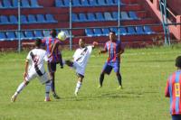 Luiz Gabriel disputa bola e Joo Bernardo observa