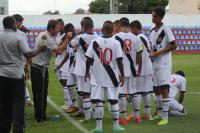 Treinador Luiz Felipe orienta jogadores durante a parada tcnica